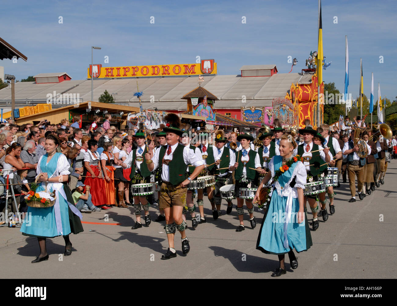 Bavarian marching band parate passato birra tende ad apertura di Monaco di Baviera festival della birra Oktoberfest, Germania Foto Stock