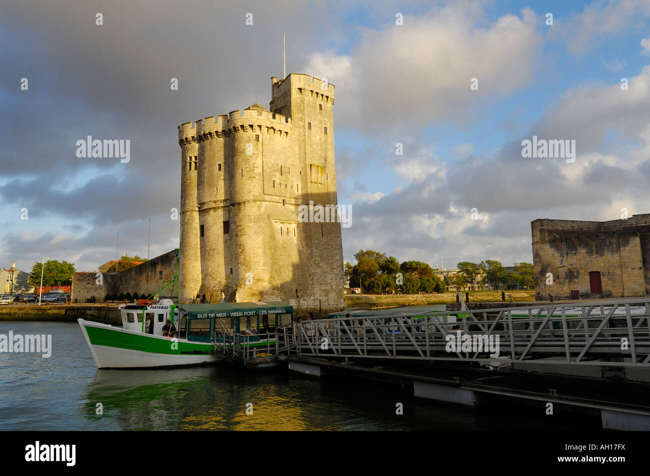 Il tour di San Nicola all'ingresso del vecchio porto di la Rochelle sulla costa atlantica della Francia. Foto Stock