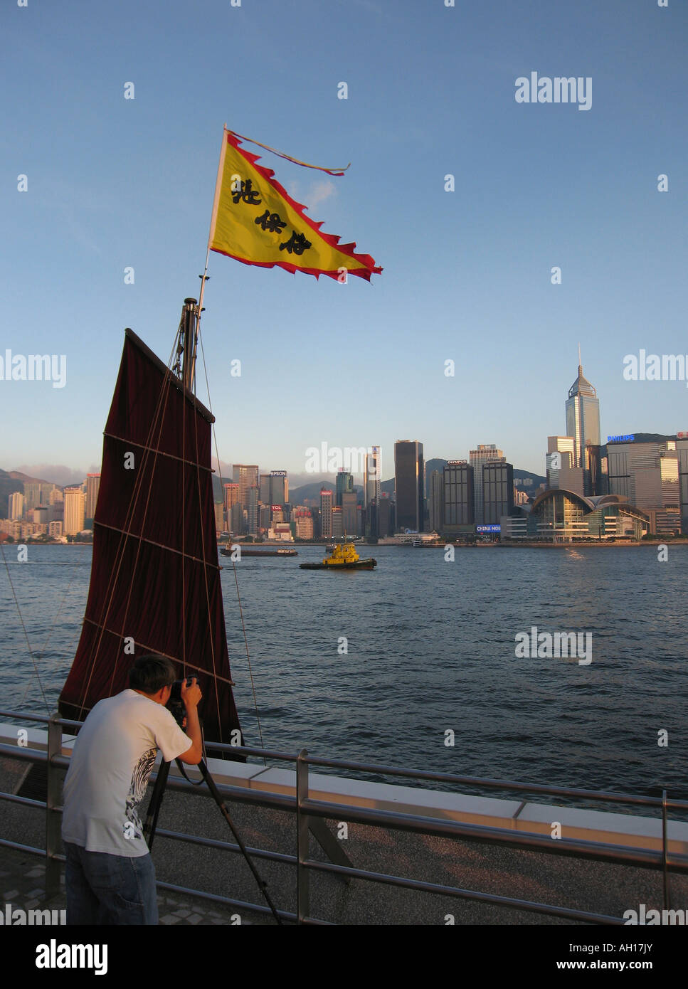 Un uomo prendendo fotografie da Kowloon dell'Isola di Hong Kong Cina Foto Stock