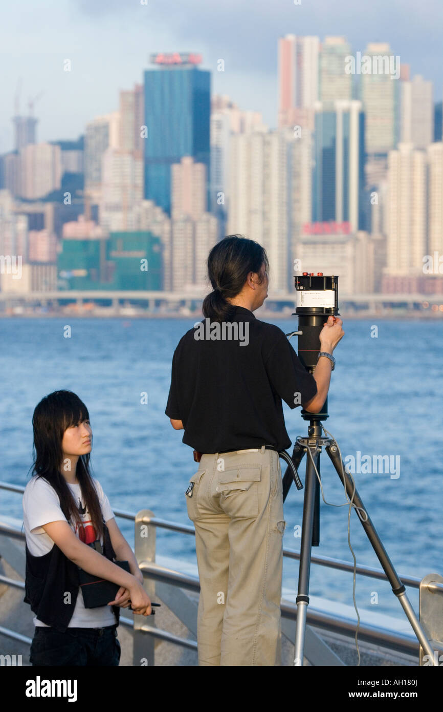 Il fotografo e il suo assistente scattare fotografie dell'Isola di Hong Kong Cina Foto Stock