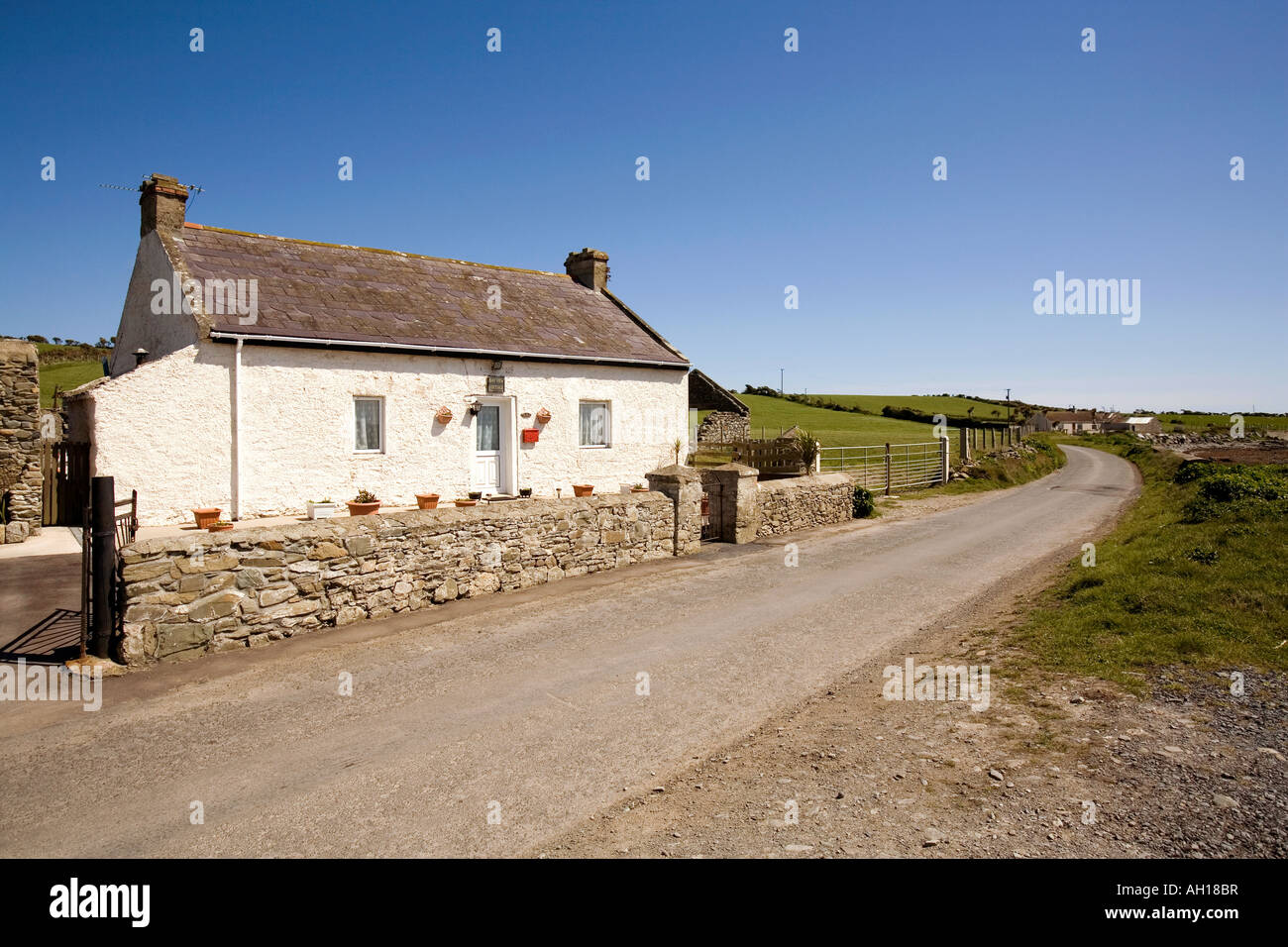 Regno Unito Irlanda del Nord la contea di Down Rossglass Bay View Cottage a fianco di strada per St Johns punto Foto Stock