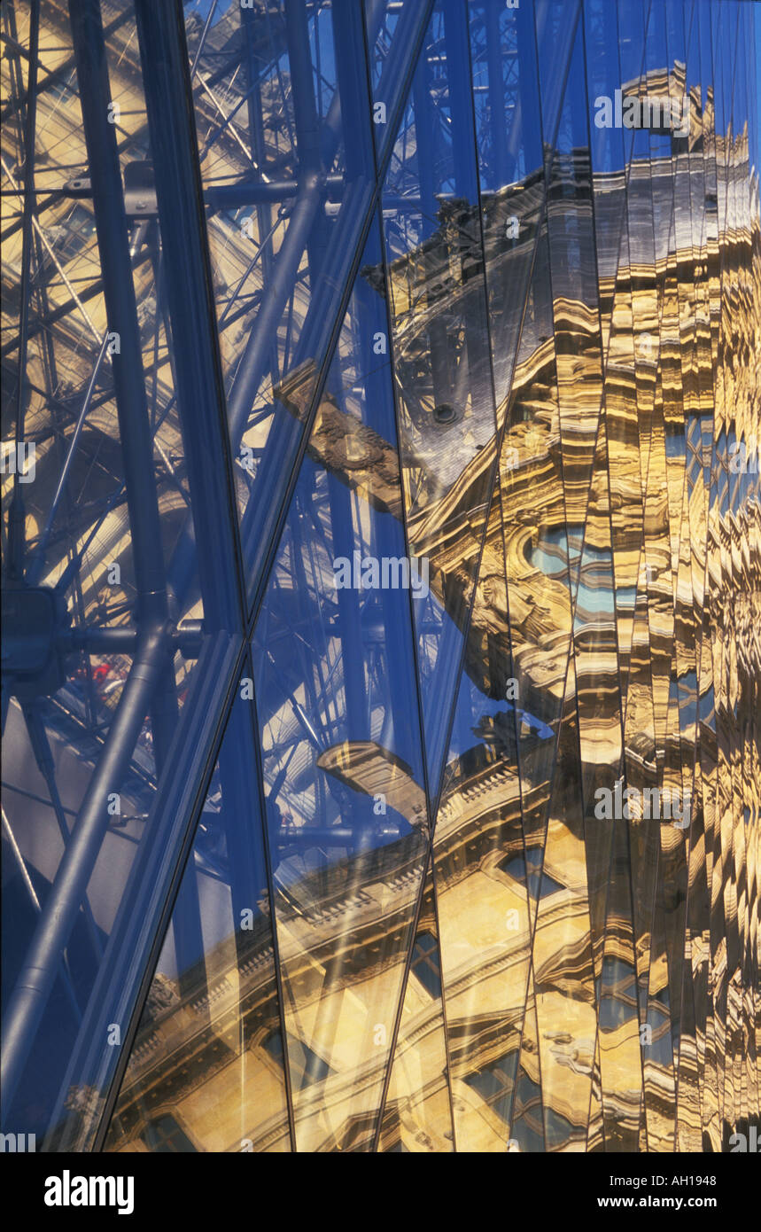 Riflessioni del Musee du Louvre a pareti in vetro del La Pyramide Parigi Francia EU Europe Foto Stock