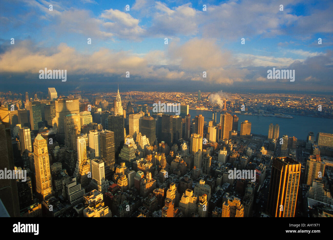 Stati Uniti new york New York skyline dall' Empire State building mostra Chrysler Building cielo tempestoso skyline di manhattan nello stato di New York NY America del Nord USA US Foto Stock