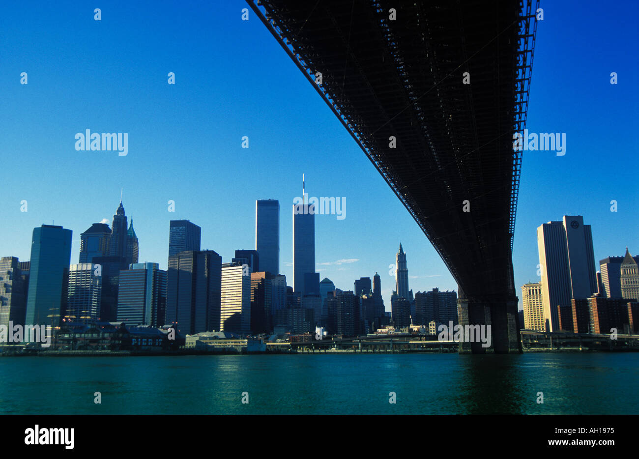 1999 - skyline di Manhattan con torri gemelle distrutte nel 9/11 Da sotto il ponte di Brooklyn New York USA stati uniti dell'america Foto Stock