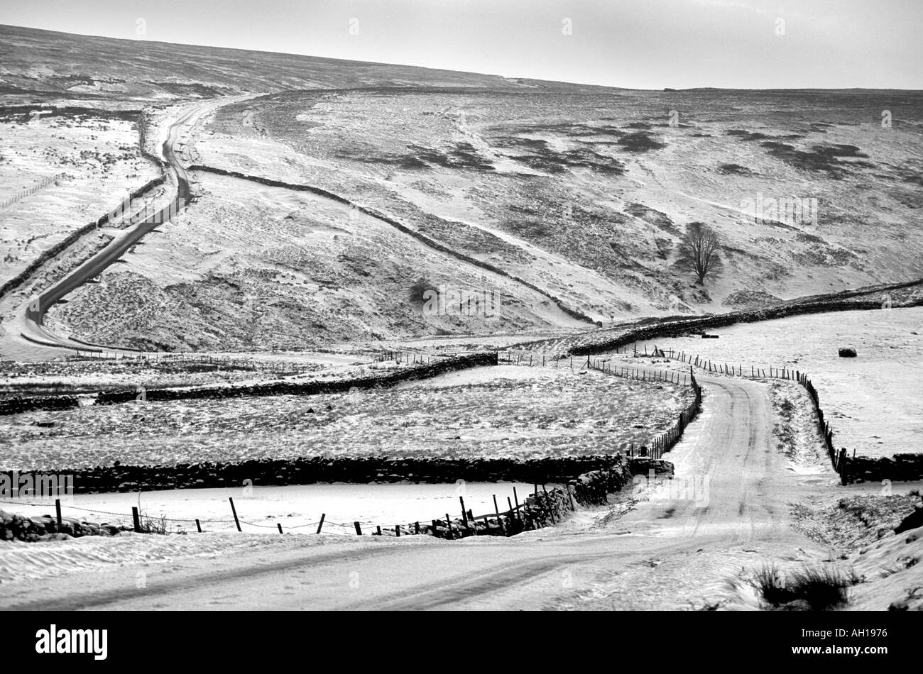 Una coperta di neve strada che conduce in Nidderdale dal di sopra Leighton serbatoio vicino Healey North Yorkshire England Regno Unito in bianco e nero Foto Stock