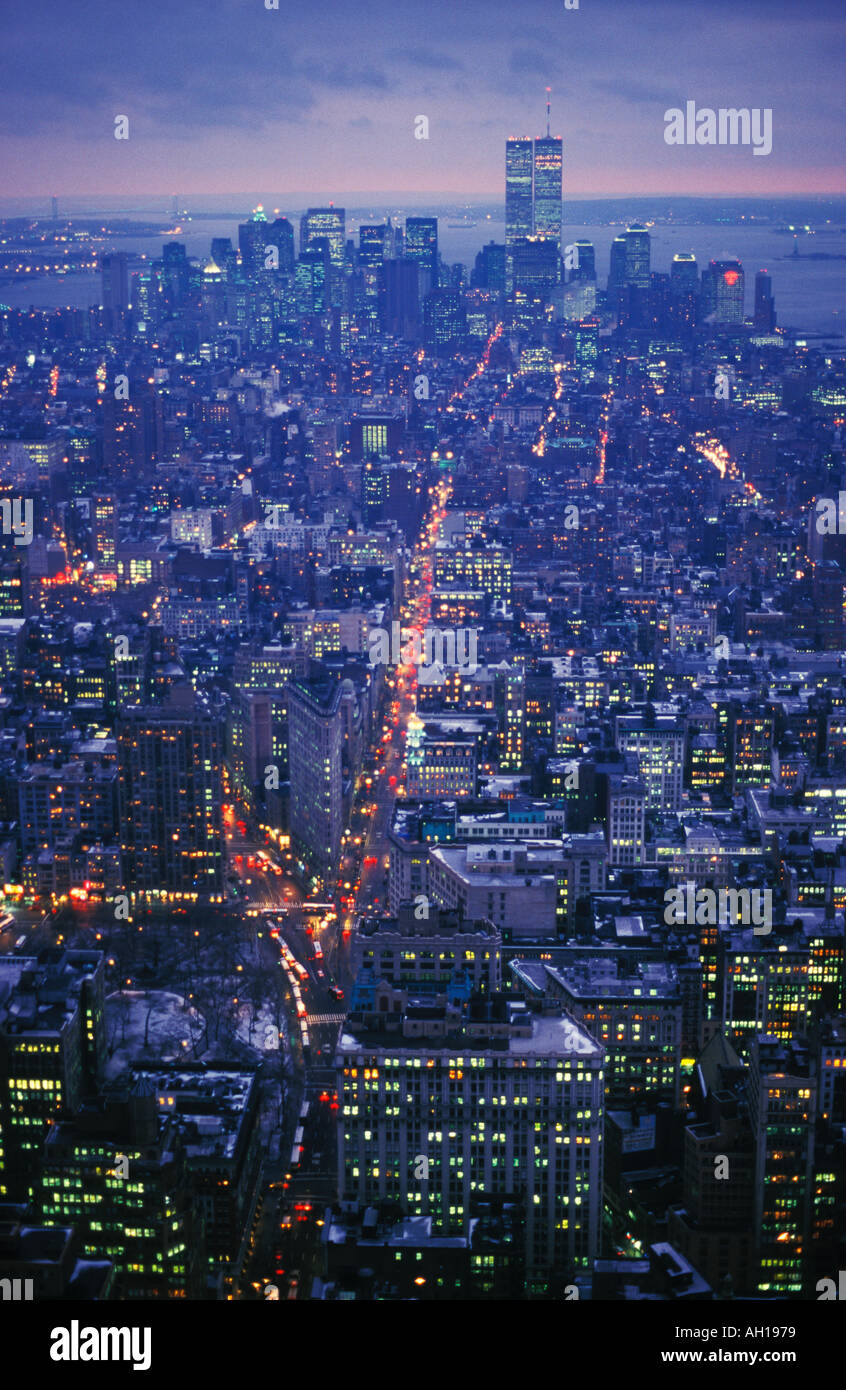 1999 - skyline di Manhattan, New York Skyline dall'Empire state Building di notte New York City, Stati Uniti d'America, Nord America, Stati Uniti Foto Stock