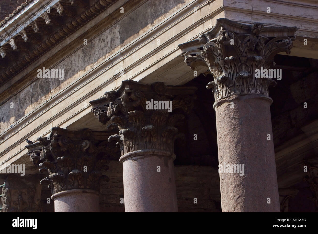 Roma Italia il famoso Pantheon il tempio di tutti gli dei di granito colonne corinzie Foto Stock