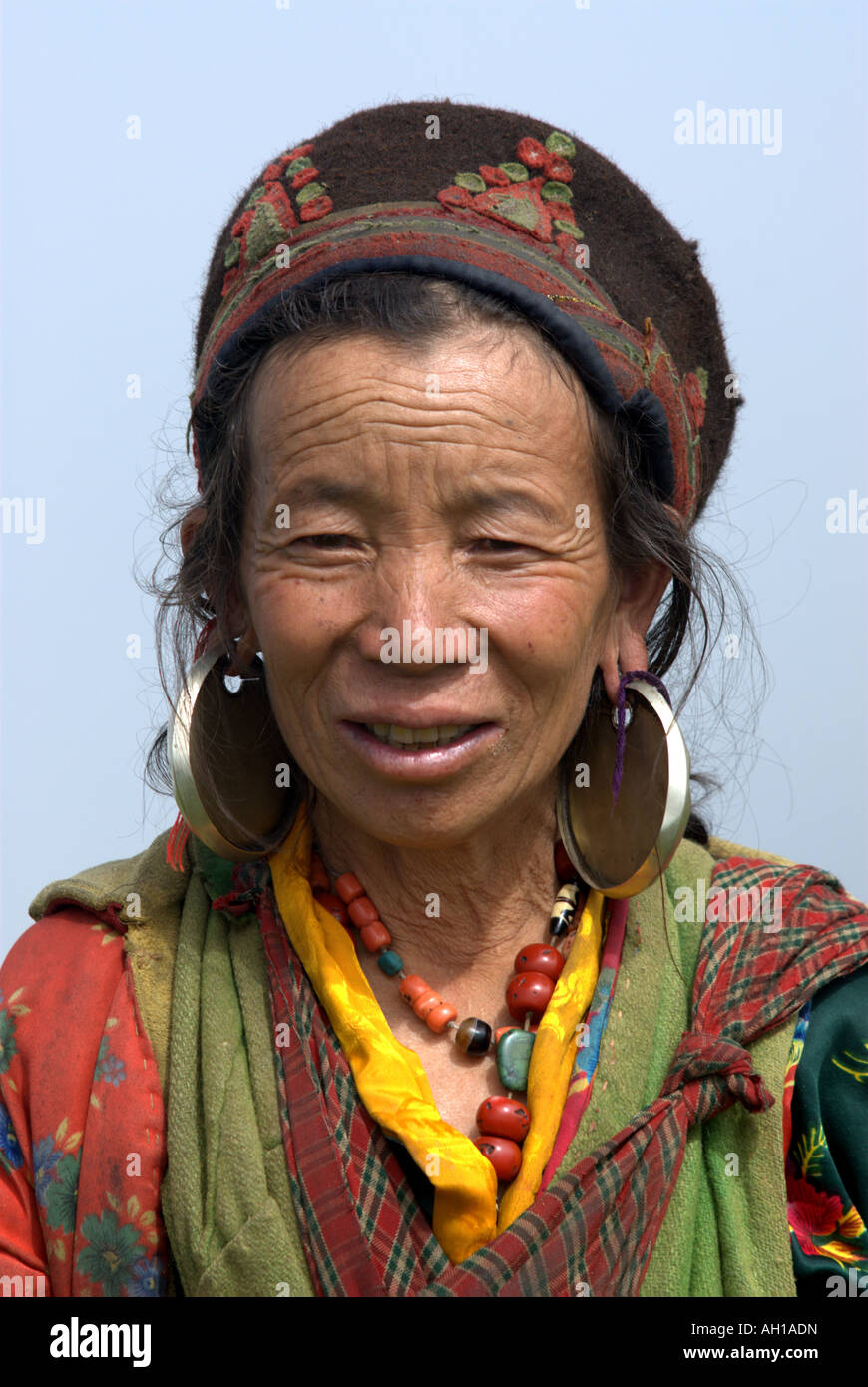 Una donna Tamang sorrisi come essa saluta un estraneo, Tamang Heritage Trail, Nepal Foto Stock