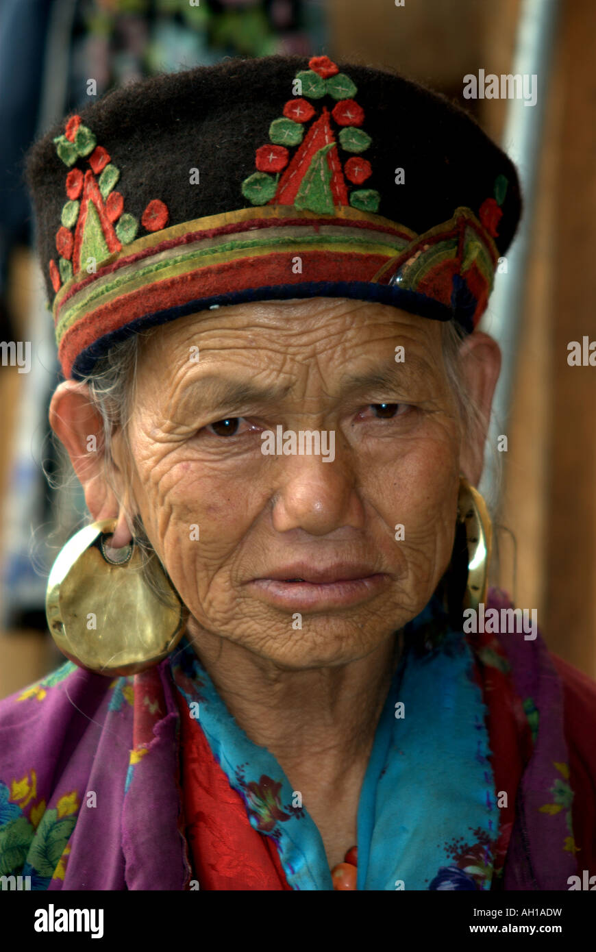 Vecchio Tamang donna, Tatopani, Tamang Heritage Trail, Nepal Foto Stock