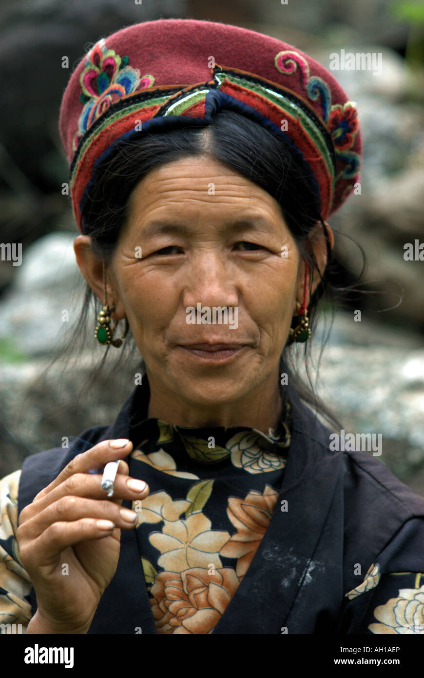 Fumatori Tamang donna, Tamang Heritage Trail, Nepal Foto Stock