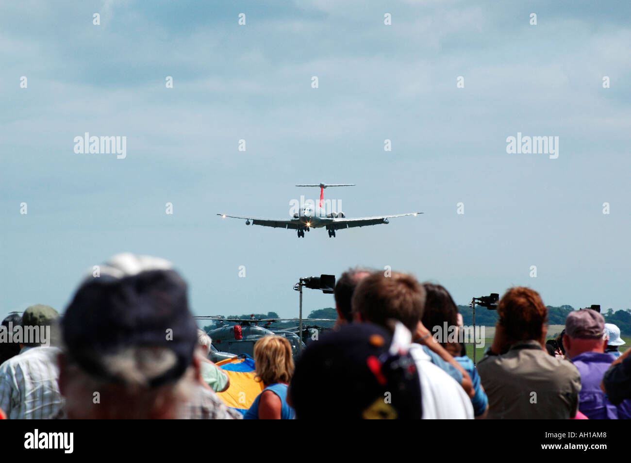 La gente guarda un aereo in arrivo a terra alla culdrose aria giorno vicino a Helston,cornwall,Inghilterra Foto Stock