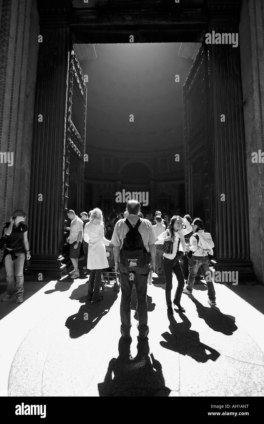 Alla luce Roma Italia il famoso Pantheon il tempio di tutti gli dèi Oculus apertura e illuminazione drammatica Foto Stock