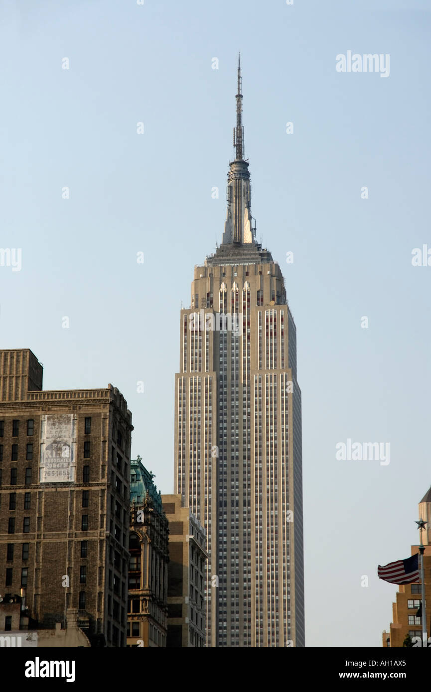 Empire State Building con tardo pomeriggio luce, vista da sud, la città di New York Foto Stock
