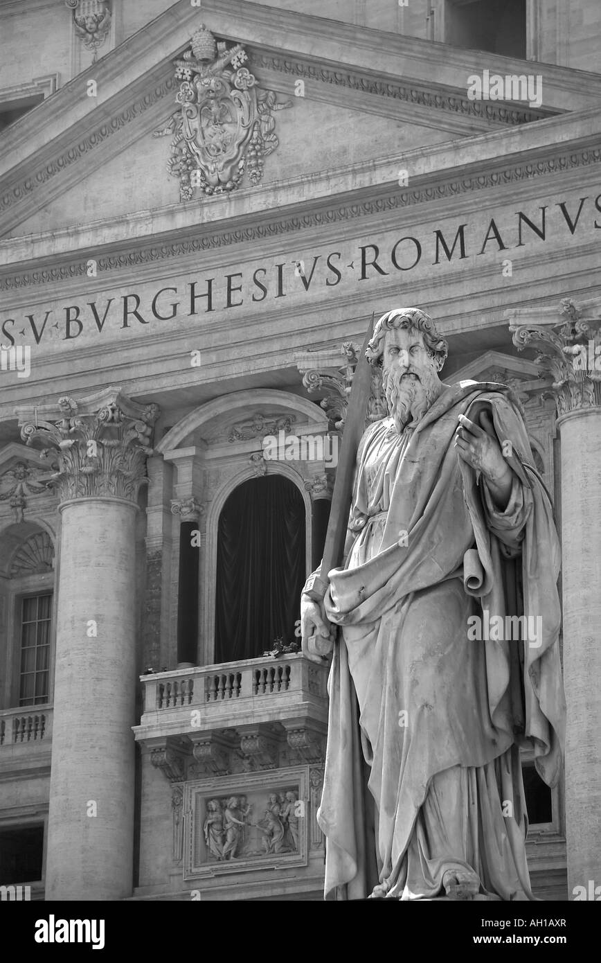 Roma Basilica di San Pietro il Papa s balcone e cortile interno statua Foto Stock