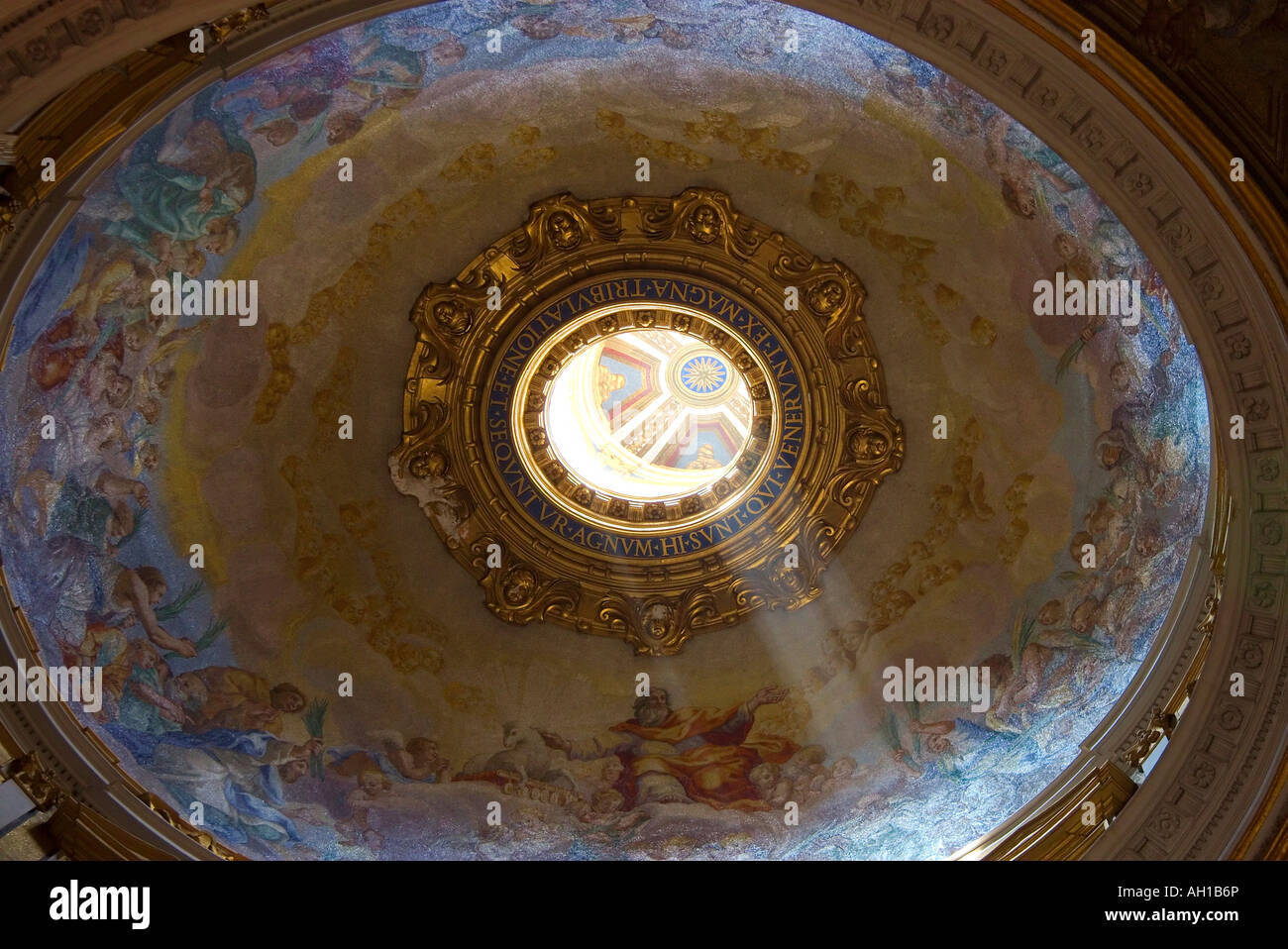 Roma Basilica di San Pietro la cupola e illuminazione drammatica architettura a soffitto Foto Stock