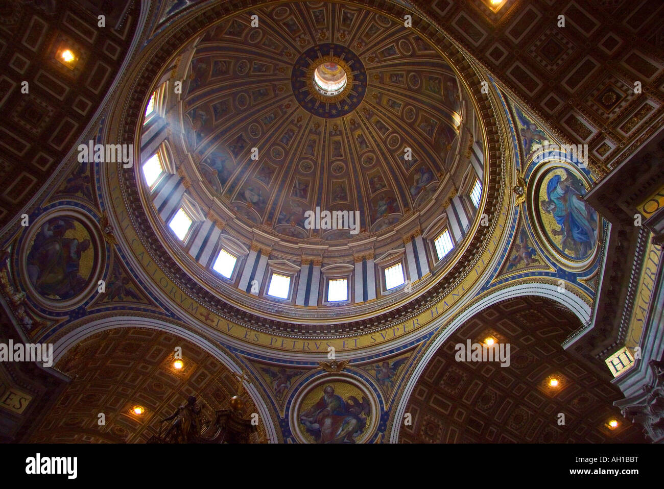 Roma Basilica di San Pietro la cupola e illuminazione drammatica architettura a soffitto Foto Stock