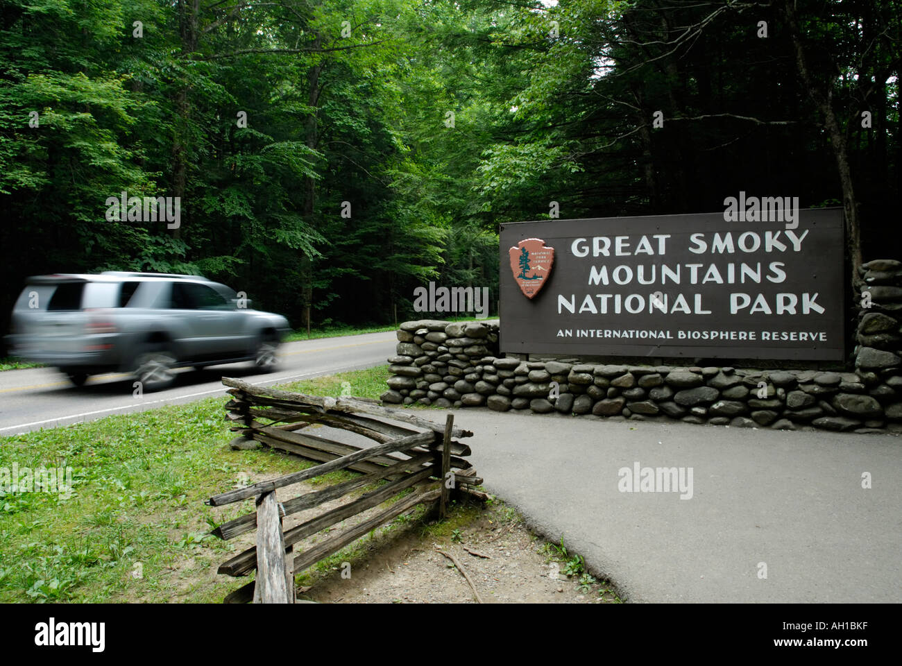Auto SUV carrello entrando in Great Smoky Mountains National Park, ingresso sign Foto Stock