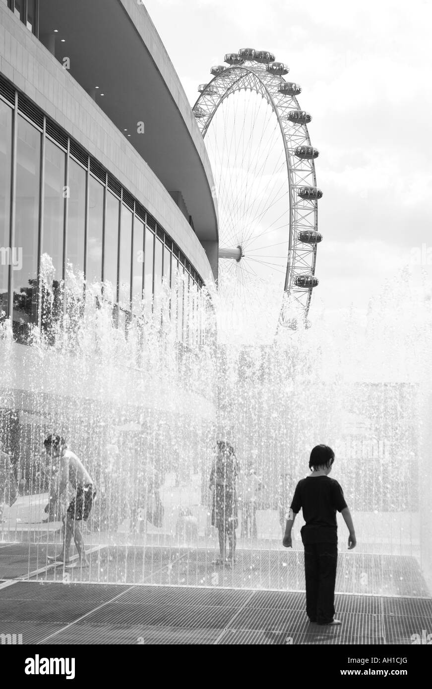 Fontane di artista danese Jeppe Hein chiamato che figurano camere, South Bank di Londra, England, Regno Unito Foto Stock