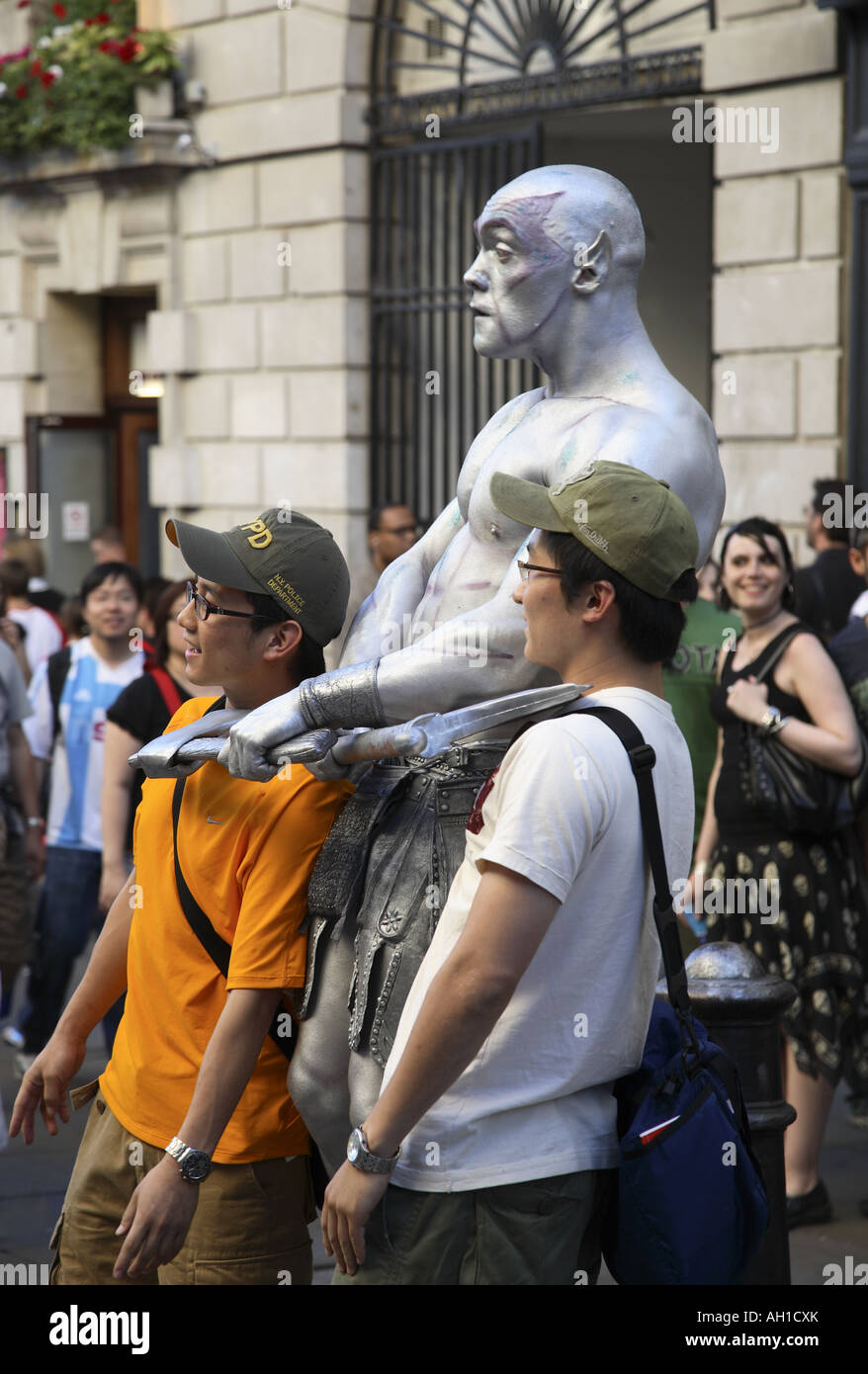 Spettacoli di strada in Covent Garden di Londra, Inghilterra, Regno Unito Foto Stock