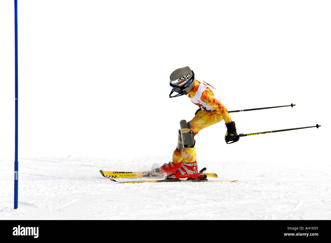 Giovane sciatore facendo slalom in discesa Foto Stock