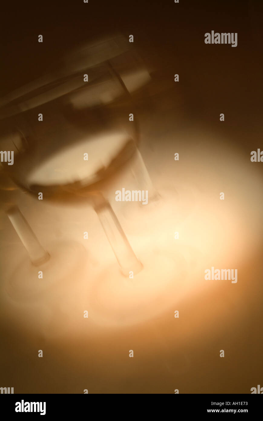 Bere alcool nuovamente parte celebrazione alcolismo bere vino bicchieri di vetro danni epatici gotta cadere sopra la guida auto cras Foto Stock