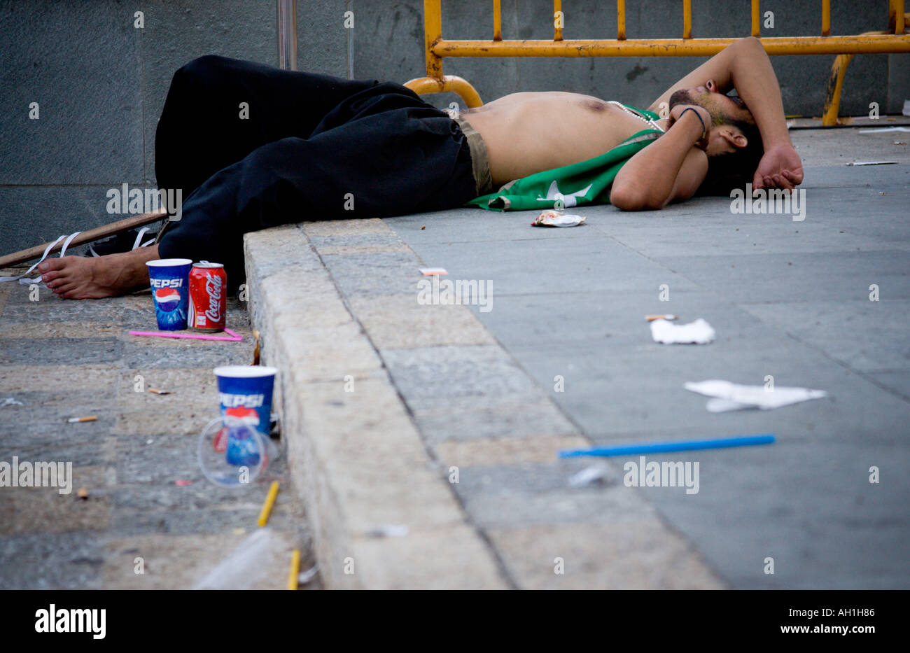 Crollato ubriaco uomo spagnolo al Festival del Mare de Deu dels Angels in Pollenca Mallorca Spagna Spain Foto Stock