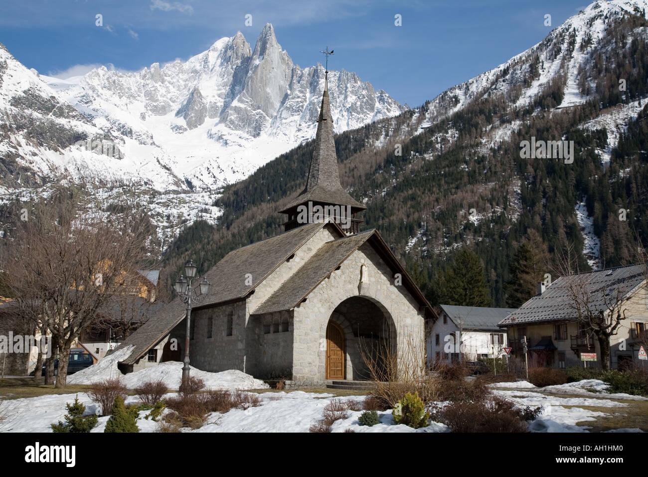 Chiesa alpina in Les Pratz Chamonix Alpi Francesi Francia Foto Stock