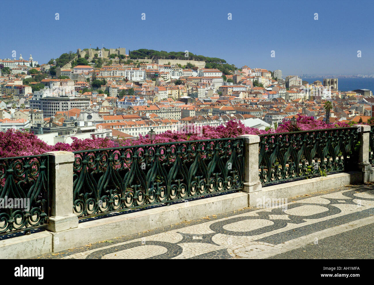 Parte vecchia di Lisbona Portogallo, quartiere di Baixa e il castello di Sao Jorge dal miradouro di Sao Pedro de Alcantara Foto Stock