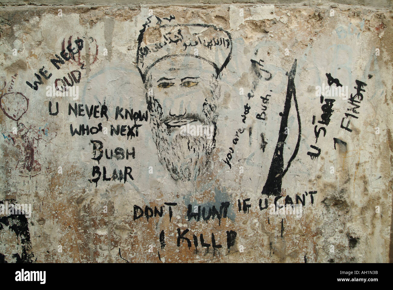 Pro di Osama Bin Laden e anti Bush murial graffiti sul isola di Lamu, Kenya, Africa. Foto Stock