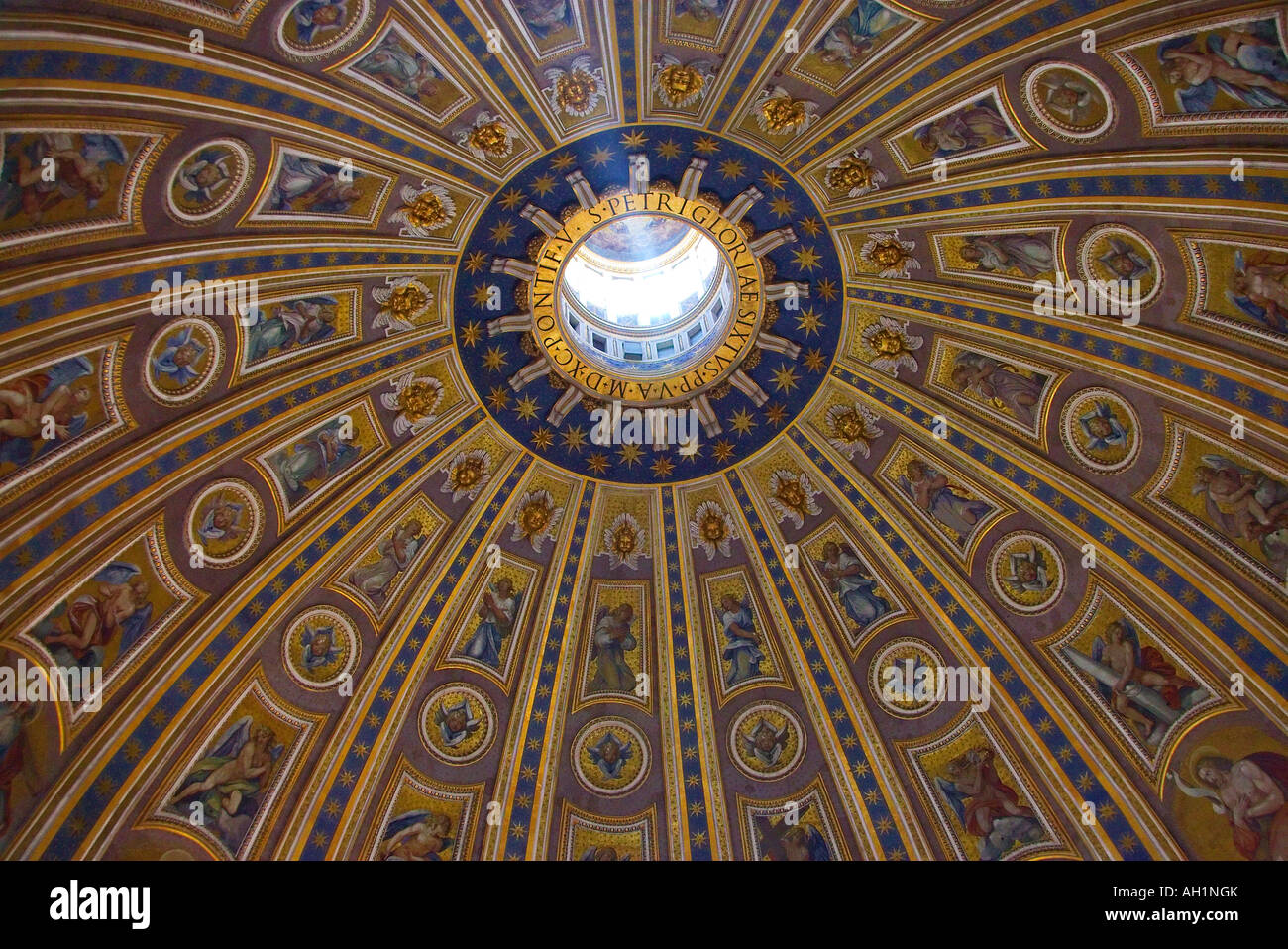 Roma Basilica di San Pietro la cupola e l'arte del mosaico Foto Stock