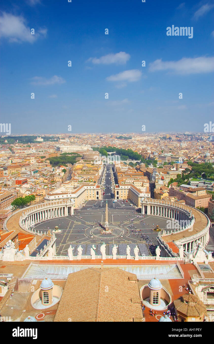 Roma Basilica di San Pietro la vista sulla piazza dalla cima della cupola Foto Stock