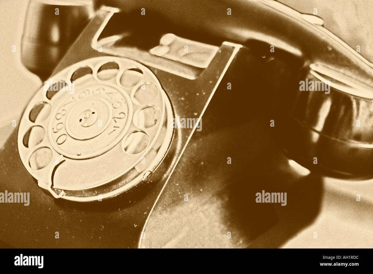 In vecchio stile rotante nera comporre il numero di telefono dai toni seppia Foto Stock