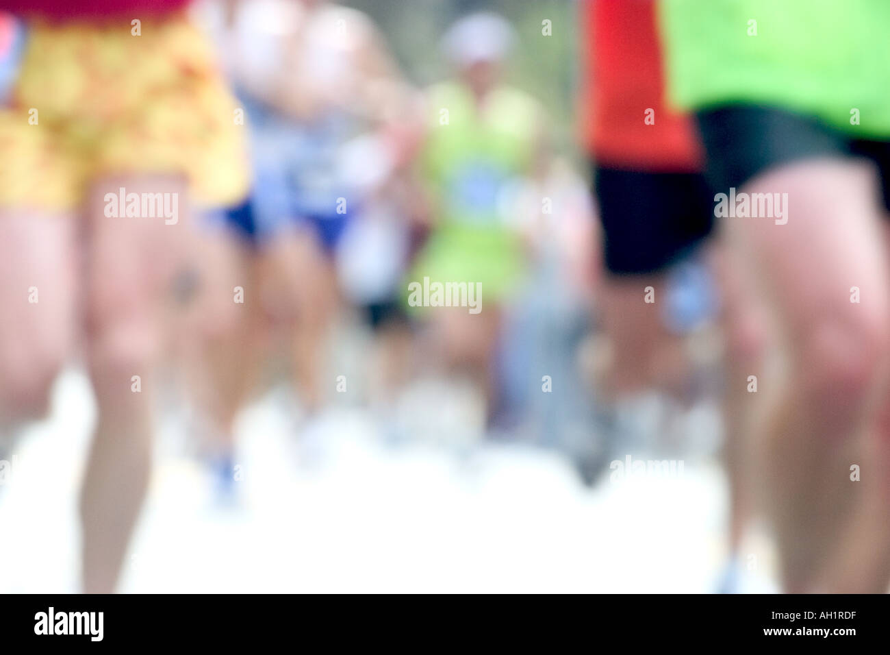 In prossimità di molte persone in esecuzione il 2004 Boston Marathon e sfocata chiave alta Foto Stock