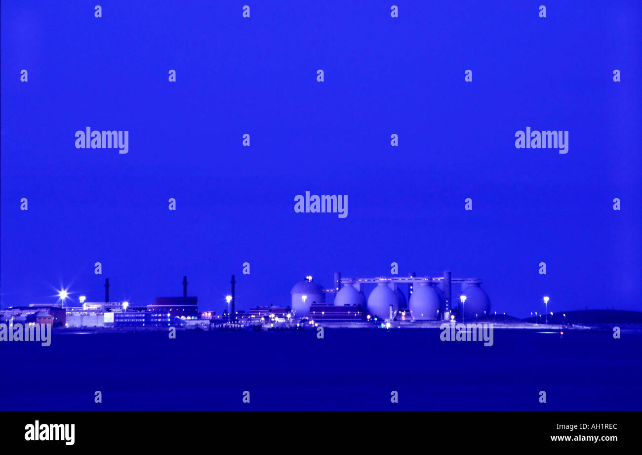 Isola di cervi impianto di trattamento delle acque reflue al crepuscolo Boston Harbor Islands Boston MA USA Foto Stock