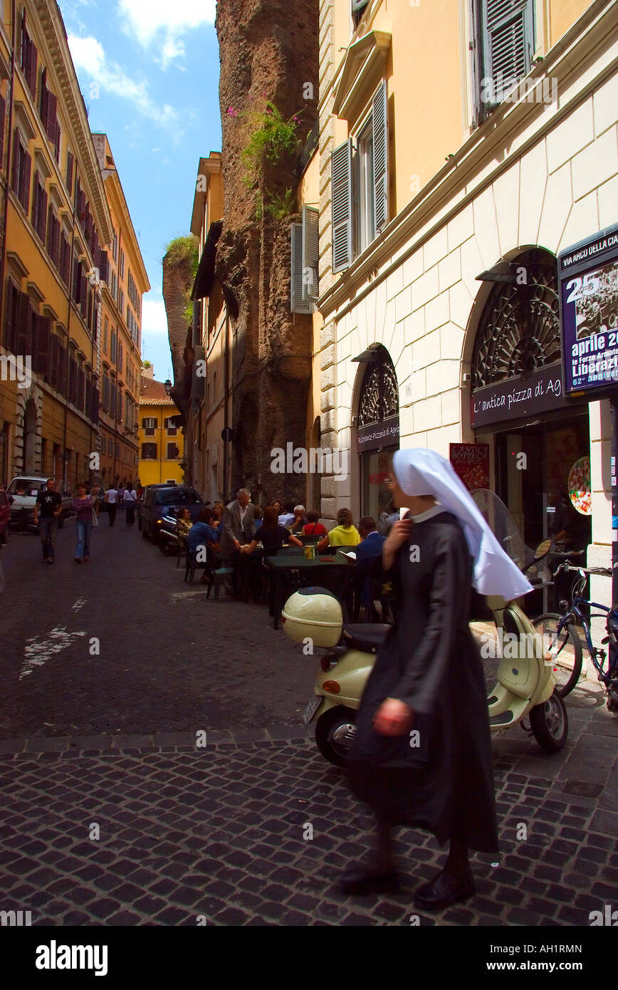 Roma Italia Nun camminando di fronte di ciottoli Stone Street Foto Stock