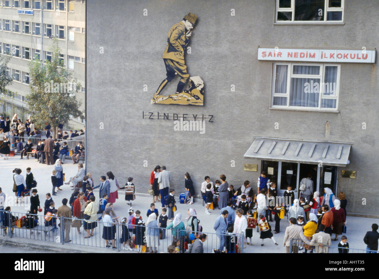 Istanbul Turchia i genitori in attesa al di fuori della scuola primaria per i bambini Foto Stock