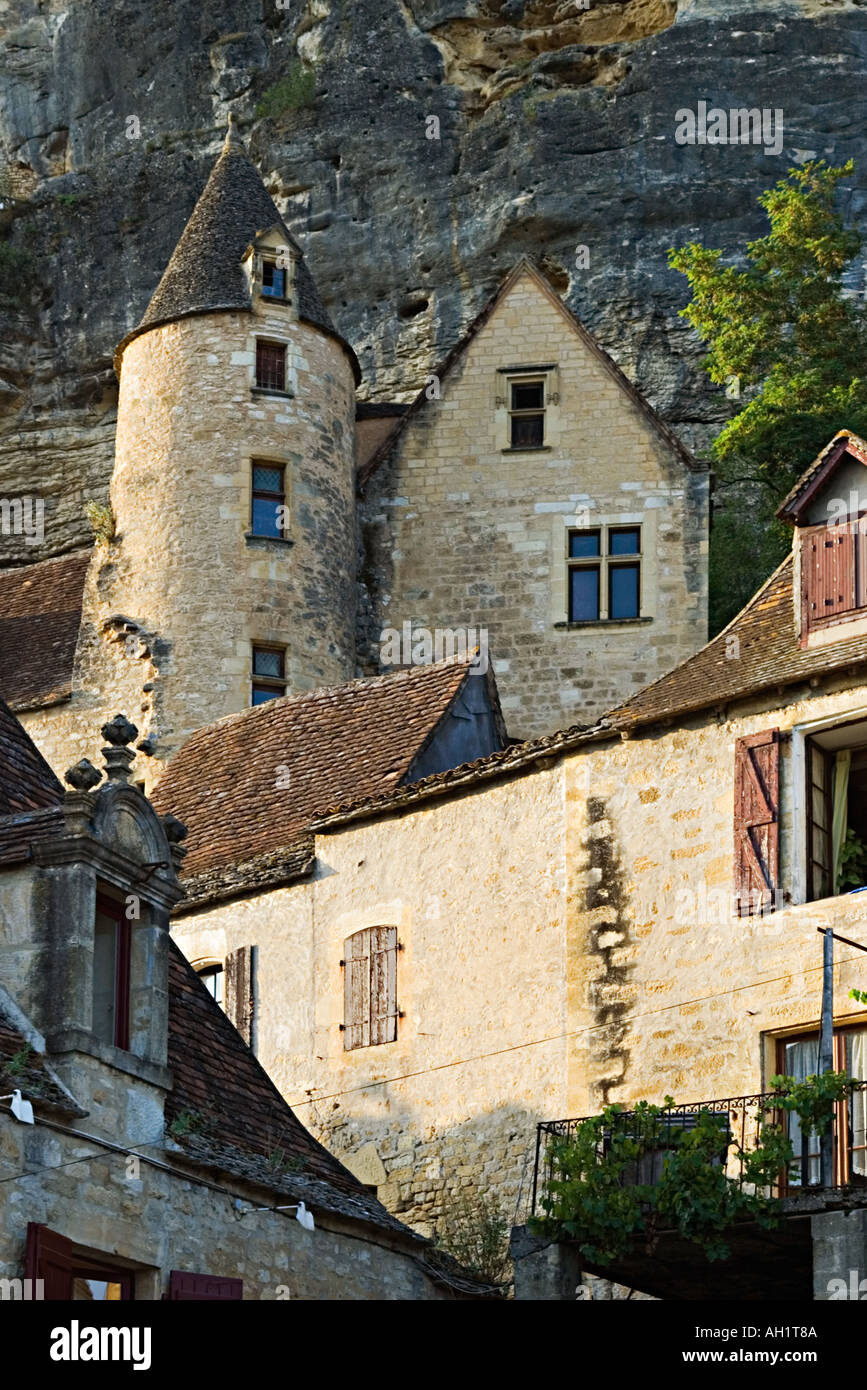 Facciata ripida roccia presso La Roque Gageac Dordogna nel tardo pomeriggio di sole con edifici sulla collina Foto Stock