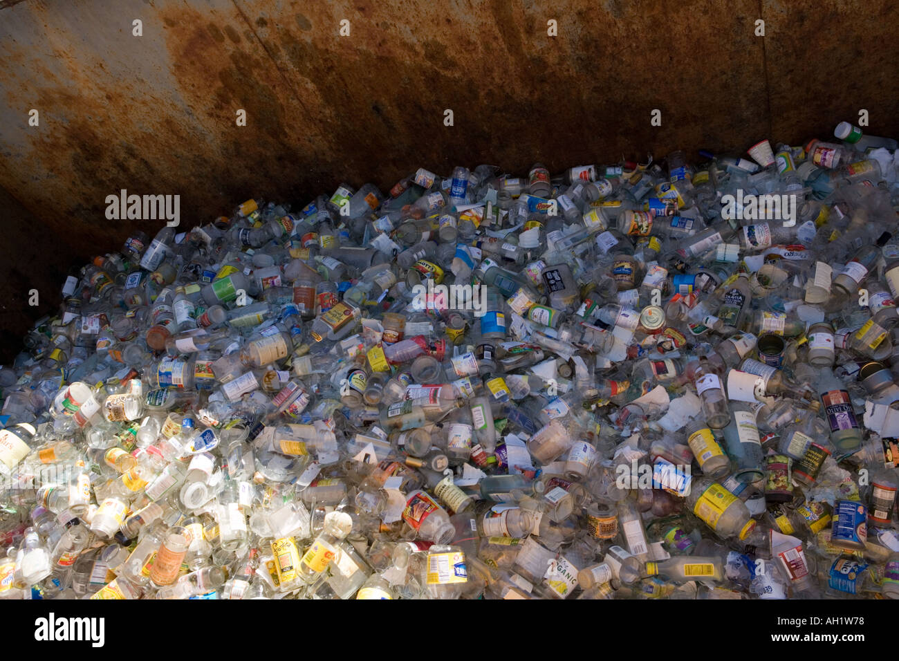 Il riciclaggio molti chiaro contenitori in vetro in grande contenitore close up Foto Stock