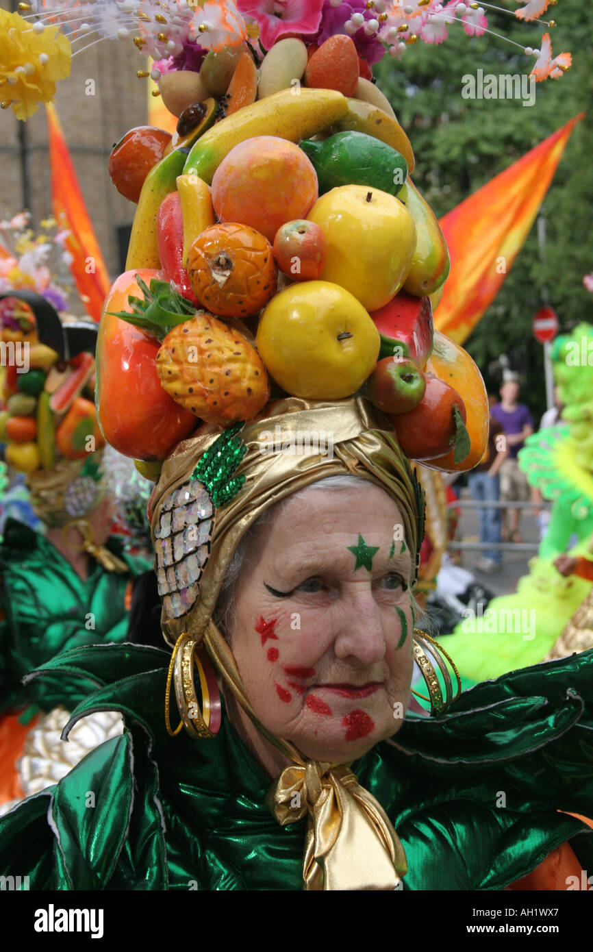 Danzatrice presso il festival di Brasilia Sadlers Wells Theatre Londra Nord  indossando un cappello verde guarnita con frutta Foto stock - Alamy