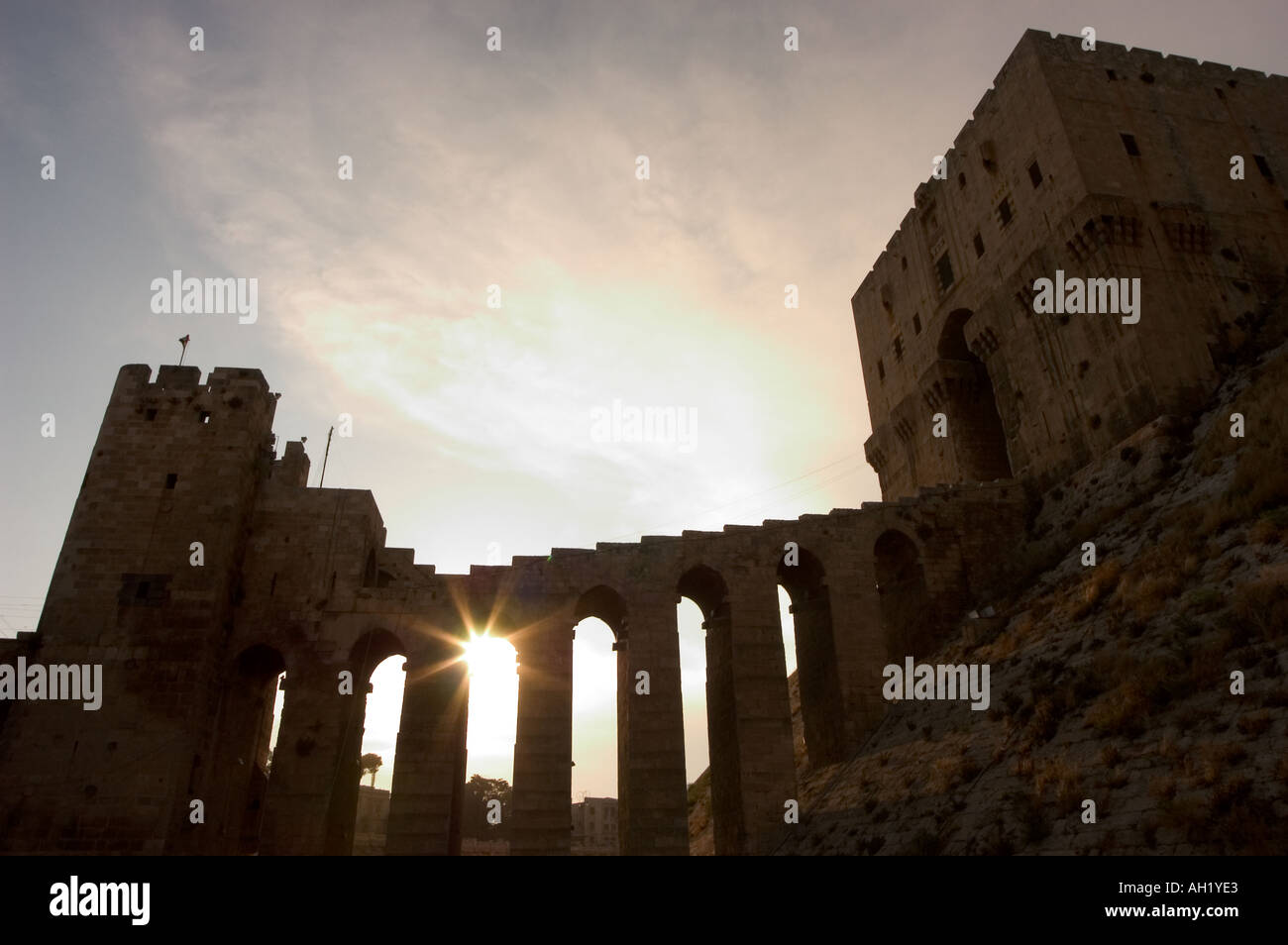 La moschea della città e l'ingresso alla cittadella di Aleppo Siria Haleb Medio Oriente Foto Stock