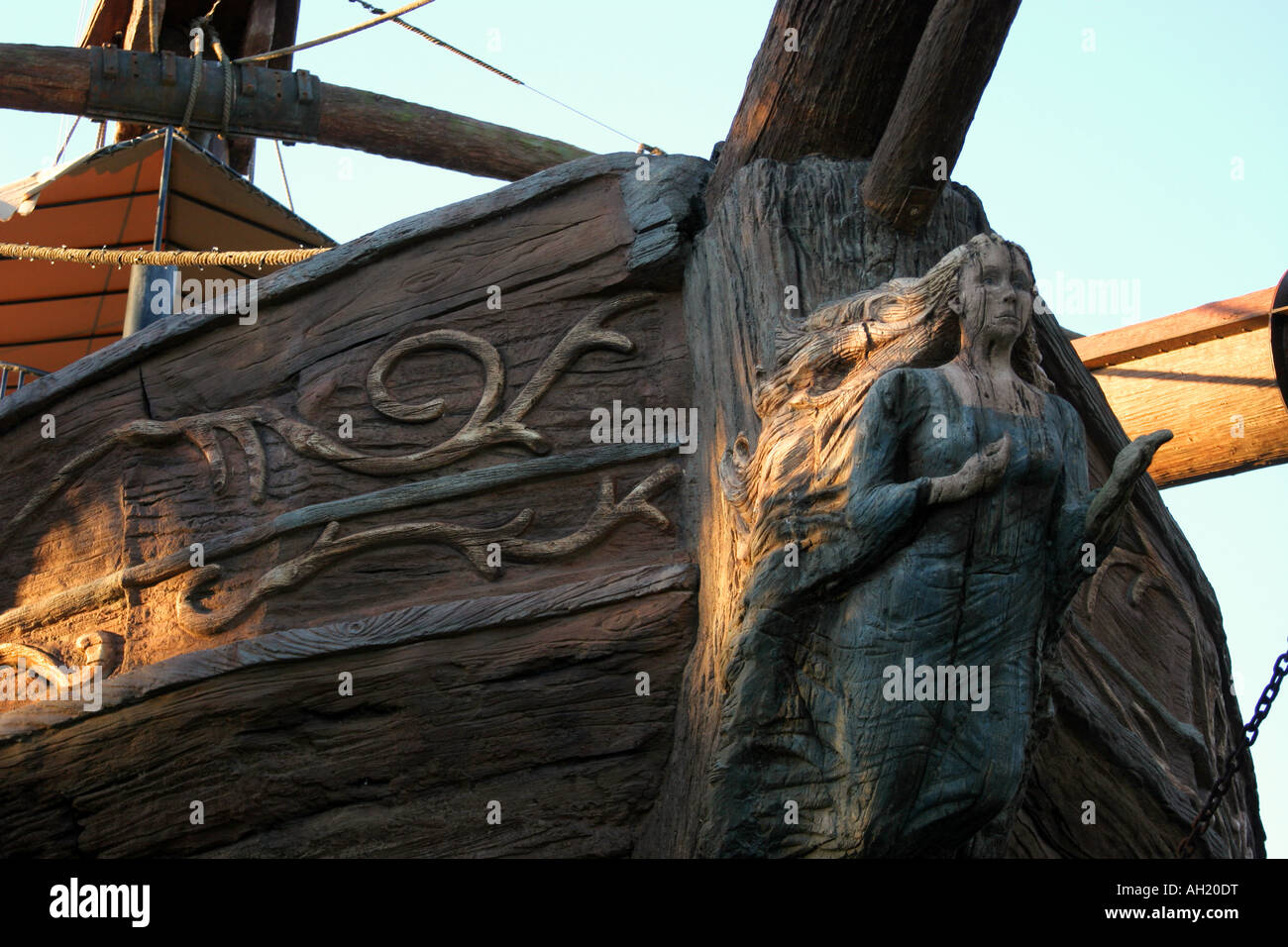 La nave dei pirati dettaglio di prua che mostra una statua di donna Foto Stock
