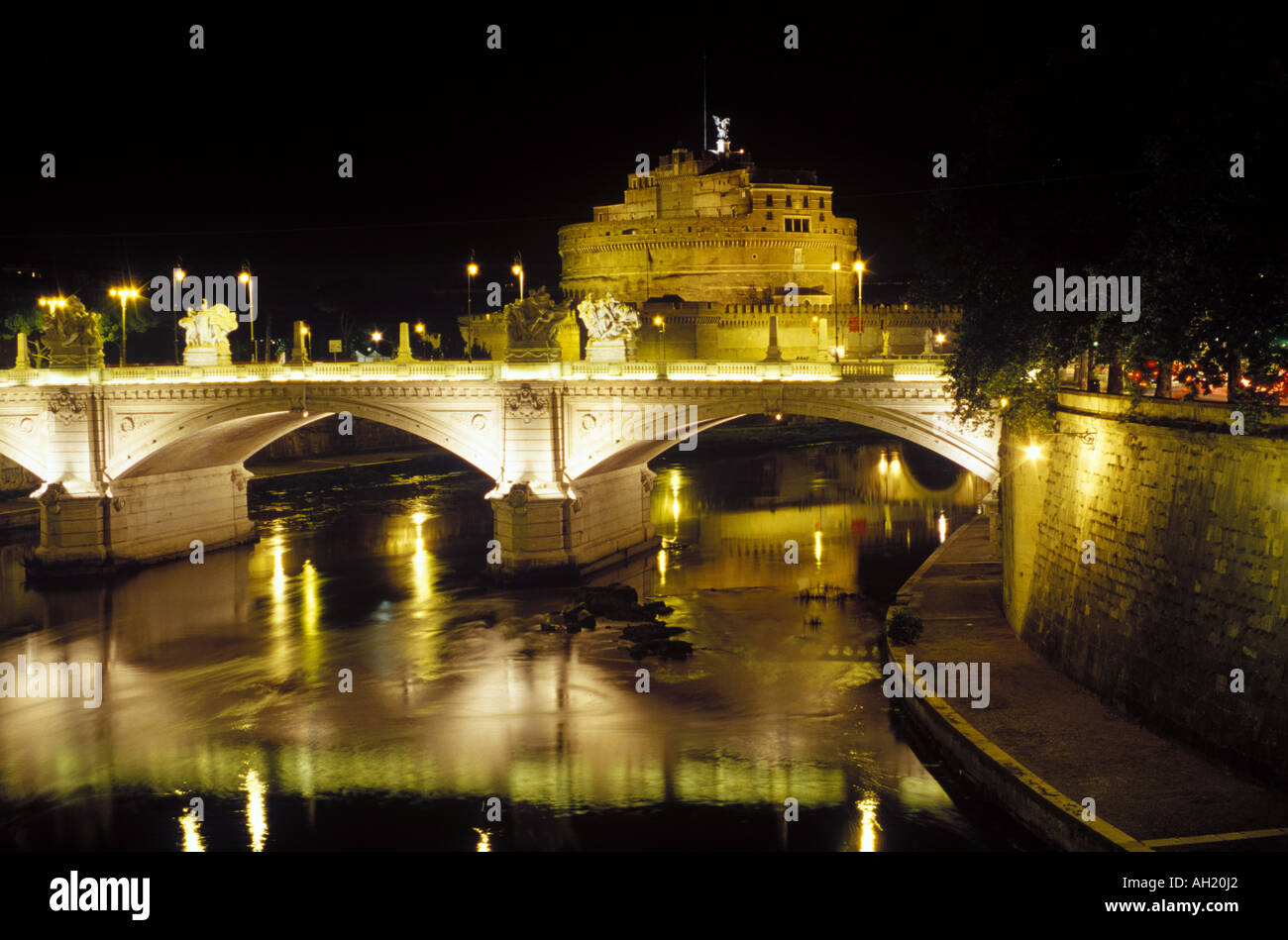 Il Castel Sant Angelo impostato lungo il fiume Tevere a Roma Foto Stock