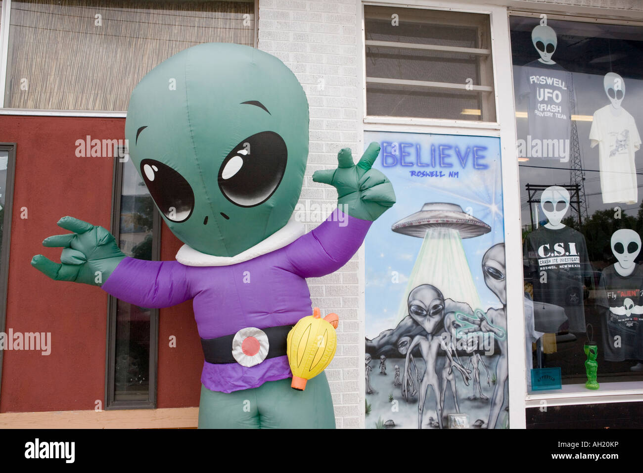 Un alieno gonfiabile al di fuori di un negozio di souvenir a Roswell nel Nuovo Messico dove il famoso Flying Saucer si è schiantato nel 1958 Foto Stock