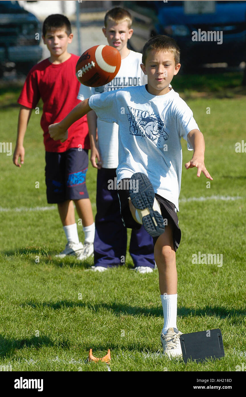 Punt Pass e Kick Concorso per pre teen boys Foto Stock