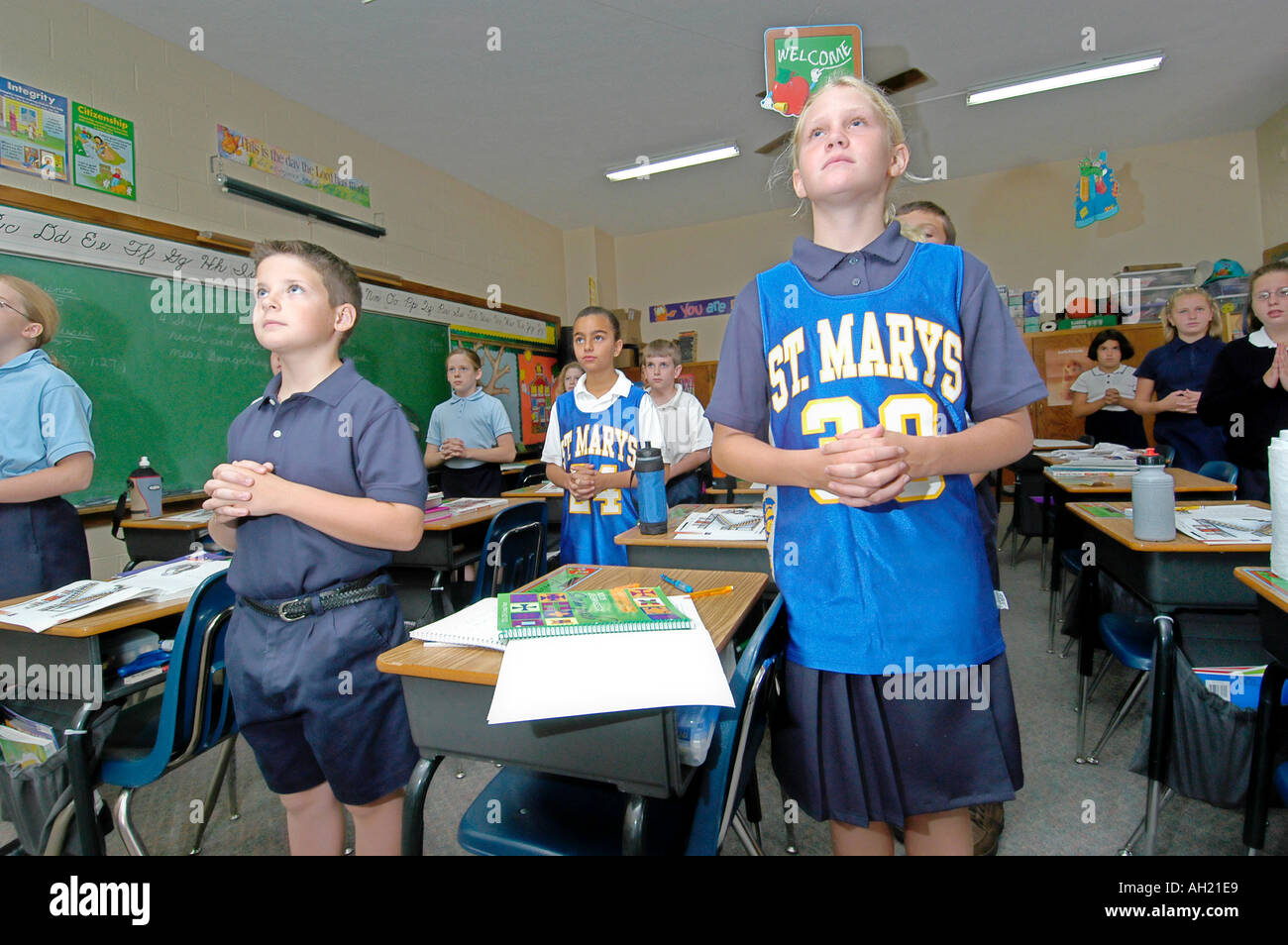 Dire agli studenti di preghiere in classe a St Mary s parrocchiale cattolica Scuola Elementare di St Clair Michigan Foto Stock