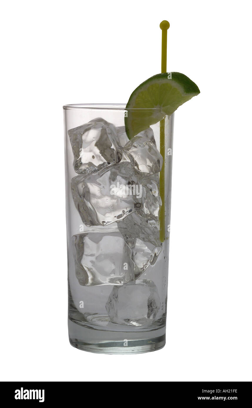 Un vetro preparata per il gin o la vodka e il tonic cocktail con uno spicchio di lime swizzle stick stagliano su sfondo bianco Foto Stock