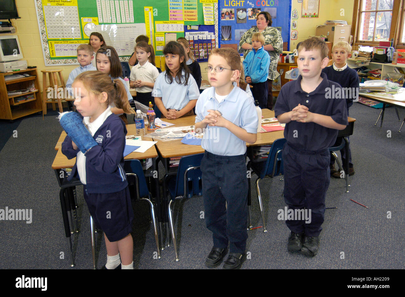 Studente preghiere luogo St Mary s parrocchiale cattolica Scuola Elementare di St Clair Michigan Foto Stock