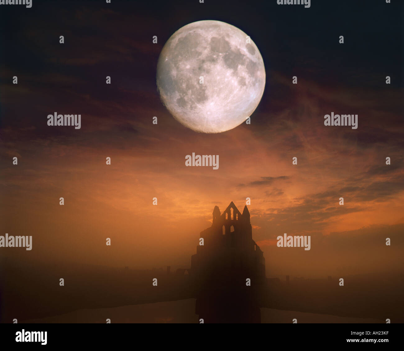 GB - North Yorkshire: Moon over Whitby Abbey Foto Stock