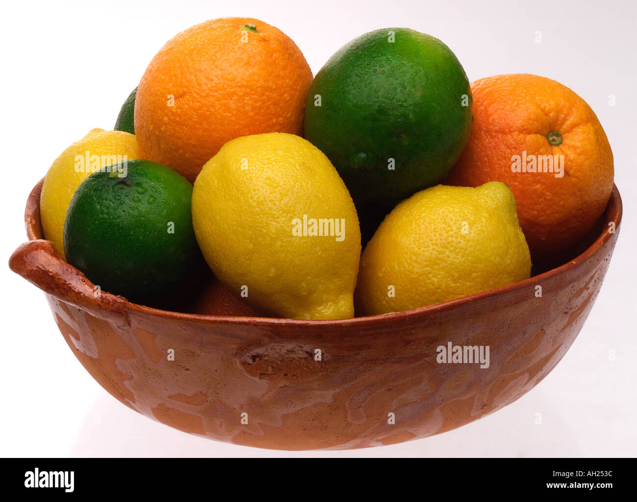Un grande cesto di agrumi stagliano su sfondo bianco Foto Stock