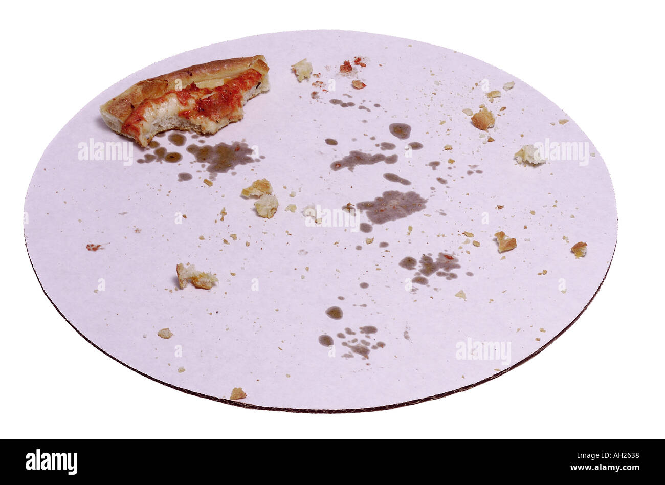 Uno avanzi di crosta di pizza sul vassoio di cartone stagliano su sfondo bianco Foto Stock